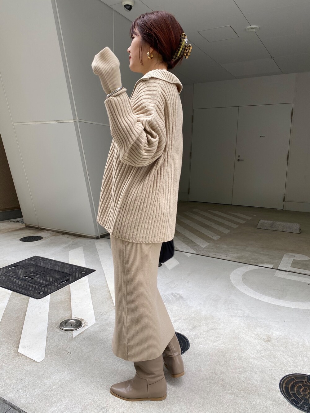 ベージュ系のワンピース、ベージュ系のブーツ、シルバー系のネックレスを着用したレディースの秋コーディネートの3枚目の写真