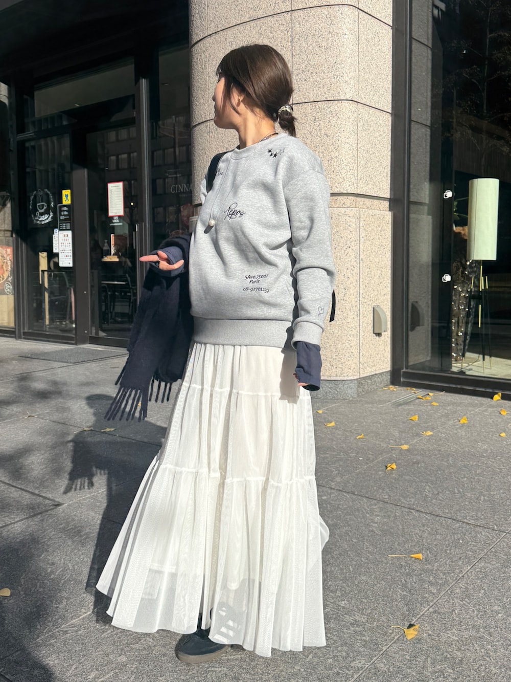 グレー系のその他アウター、グレー系のTシャツ/カットソー、ブルー系のTシャツ/カットソーを着用したレディースの冬コーディネートの2枚目の写真