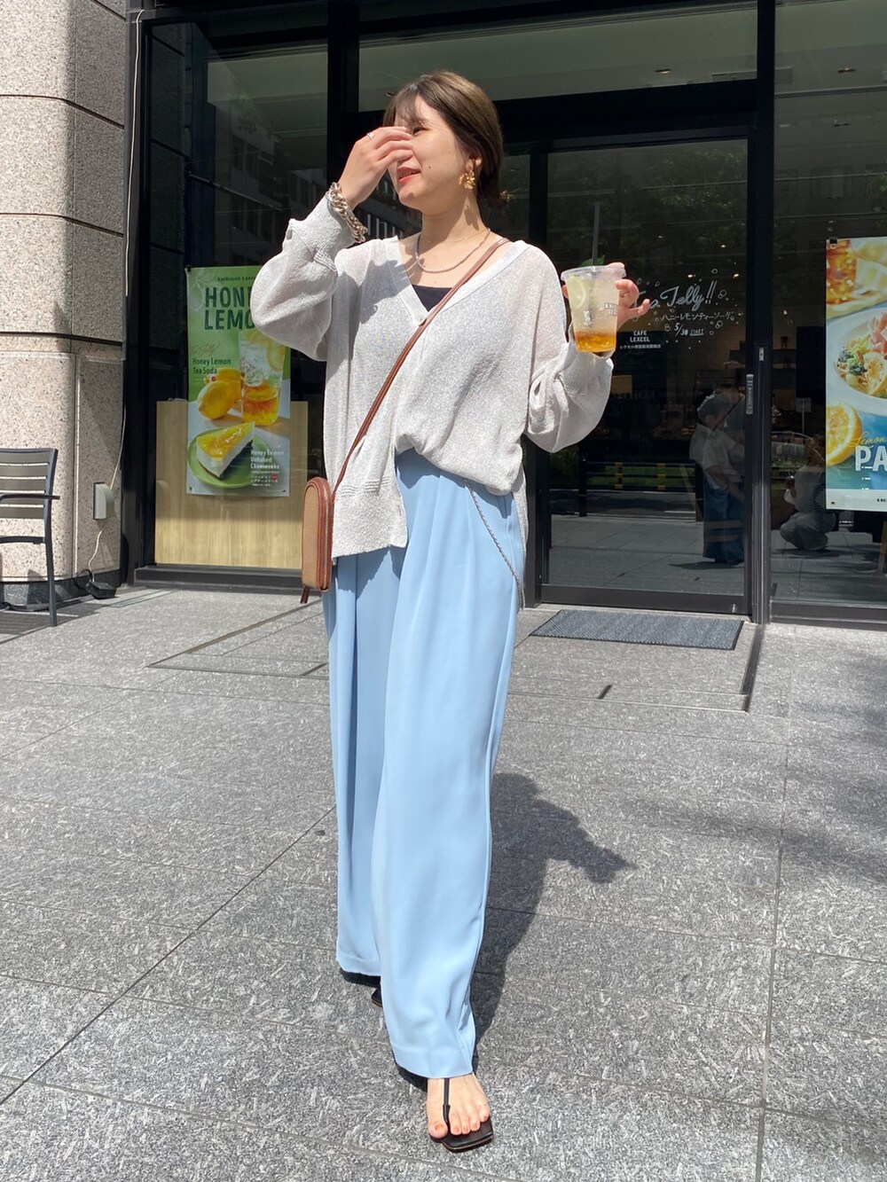 グレー系のカーディガン/ボレロ、ブルー系のスラックス、ゴールド系のサスペンダーを着用したレディースの夏コーディネートの3枚目の写真