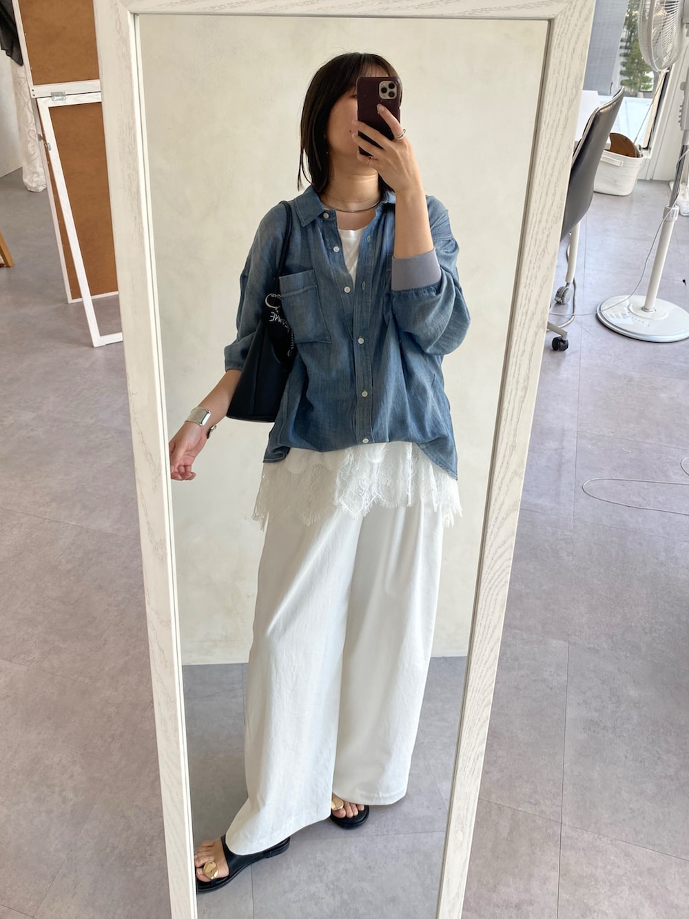 ブルー系のシャツ/ブラウス、ホワイト系のTシャツ/カットソー、ホワイト系のその他パンツを着用したレディースの春コーディネートの5枚目の写真