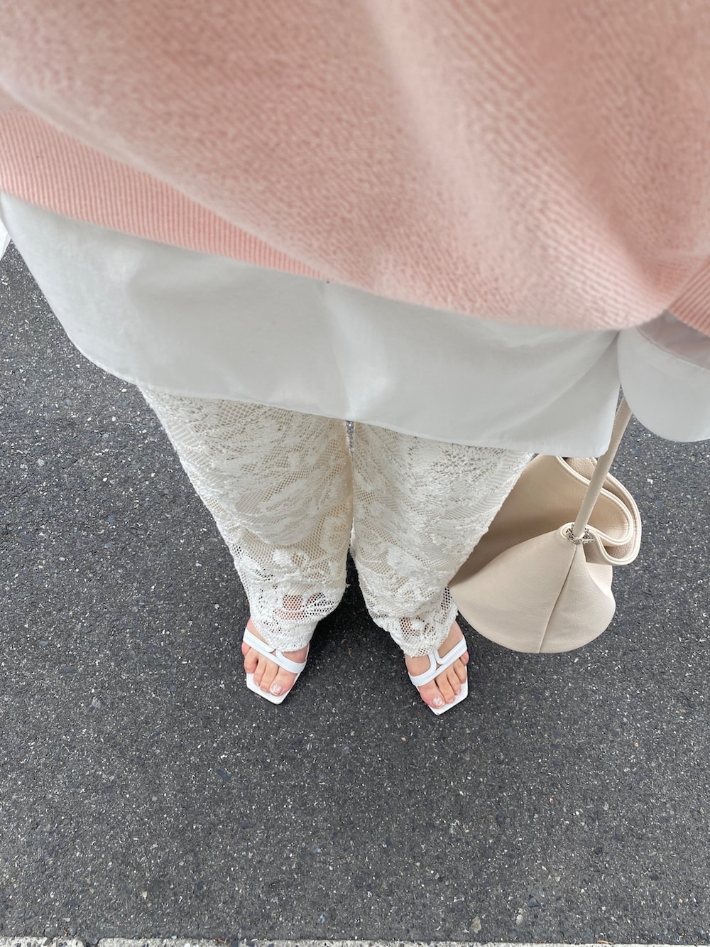 ピンク系のTシャツ/カットソー、ホワイト系のシャツ/ブラウス、ホワイト系のその他パンツを着用したレディースの春コーディネートの10枚目の写真