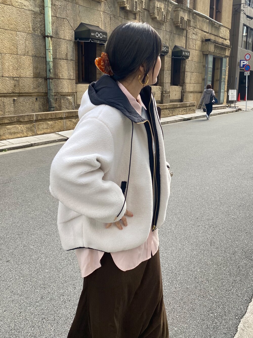 ホワイト系のその他アウター、ピンク系のシャツ/ブラウス、ブラウン系のスカートを着用したレディースの冬コーディネートの4枚目の写真
