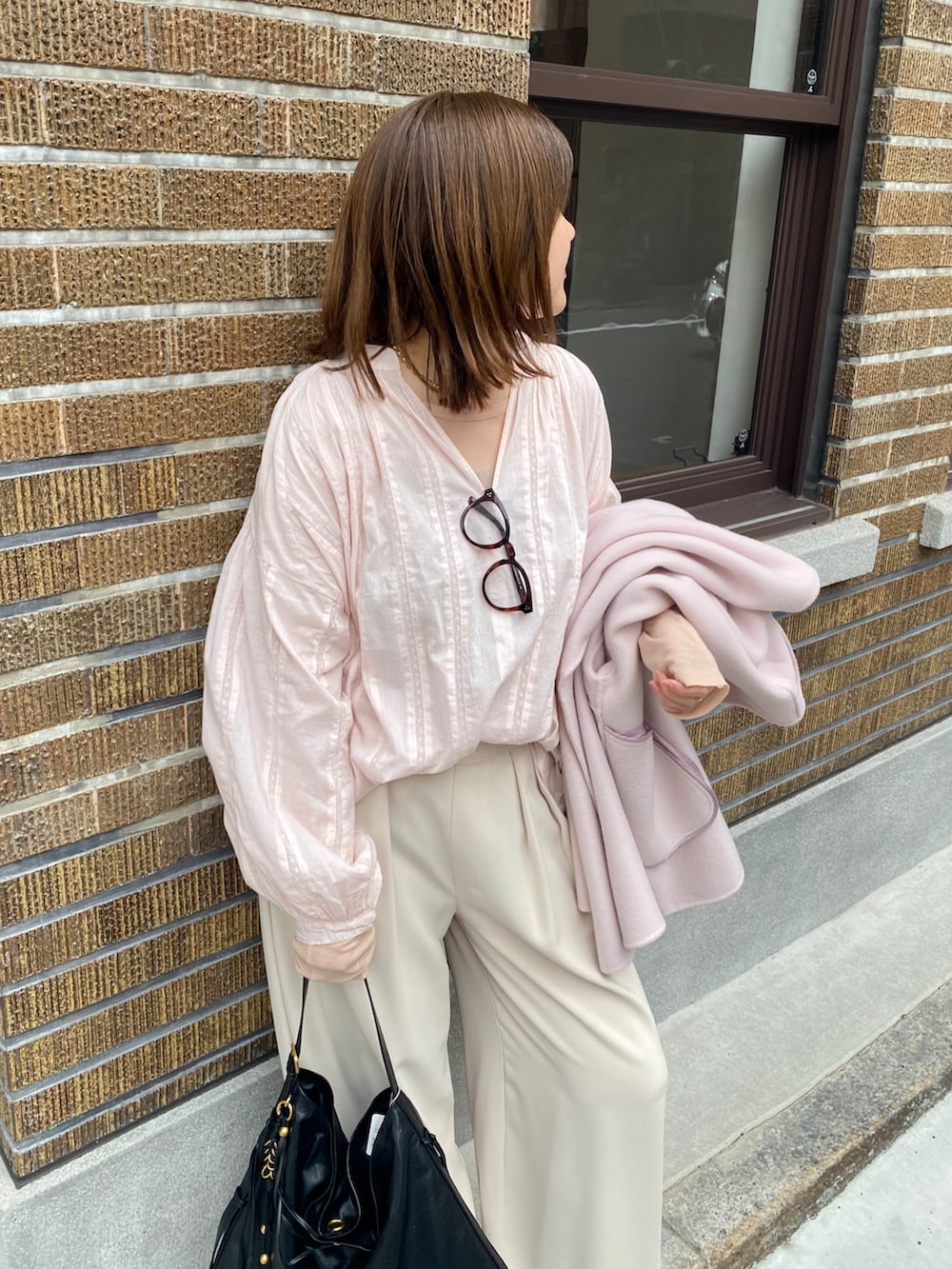 ピンク系のその他アウター、ピンク系のシャツ/ブラウス、ピンク系のTシャツ/カットソーを着用したレディースの春コーディネートの6枚目の写真