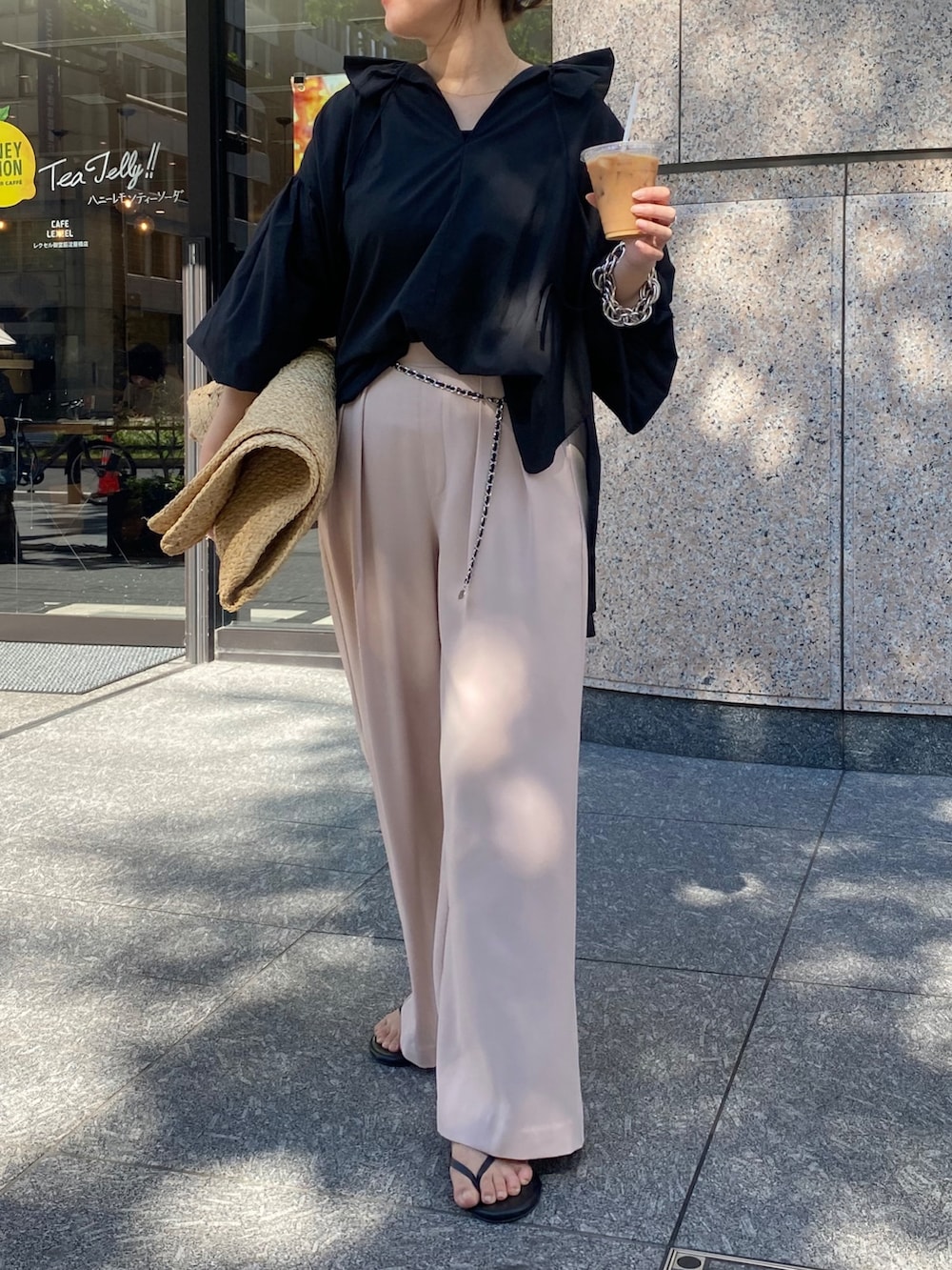 ブラック系のシャツ/ブラウス、ピンク系のスラックス、シルバー系のベルトを着用したレディースの夏コーディネートの6枚目の写真