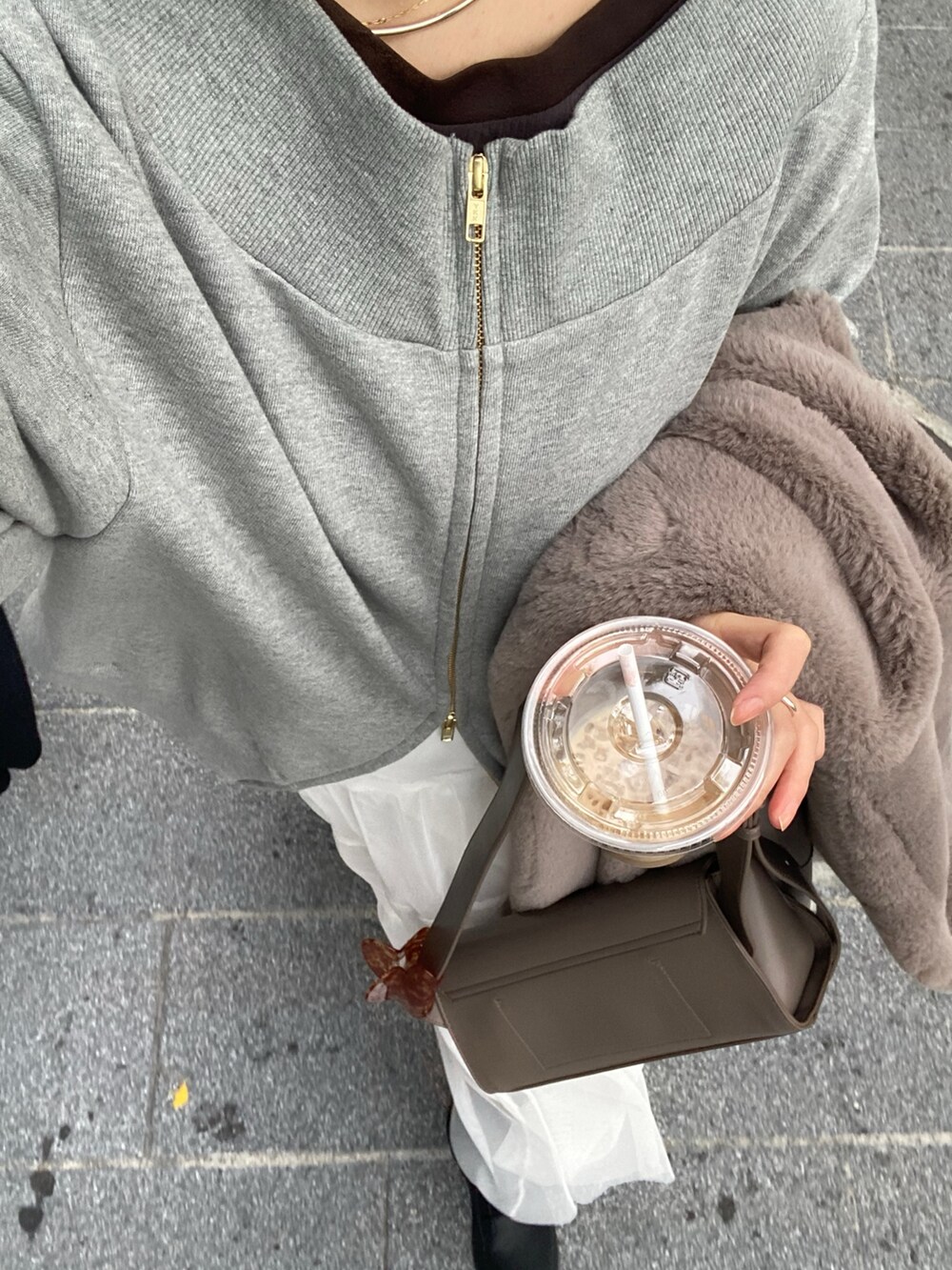 ホワイト系のスカート、グレー系のTシャツ/カットソー、ブラウン系のTシャツ/カットソーを着用したレディースの冬コーディネートの4枚目の写真