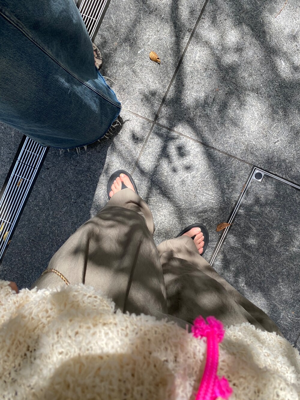 ベージュ系のニット/セーター、ベージュ系のその他パンツを着用したレディースの夏コーディネートの6枚目の写真