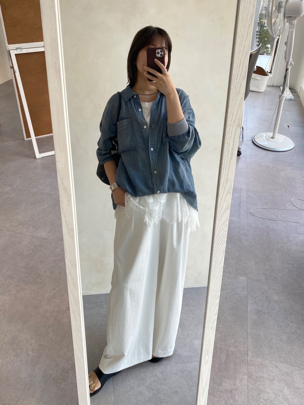 ブルー系のシャツ/ブラウス、ホワイト系のTシャツ/カットソー、ホワイト系のその他パンツを着用したレディースの春コーディネートの3枚目の写真