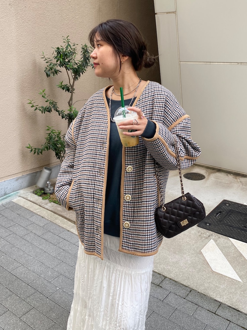 ベージュ系のその他アウター、ホワイト系のスカート、グリーン系のスウェットを着用したレディースの冬コーディネートの2枚目の写真