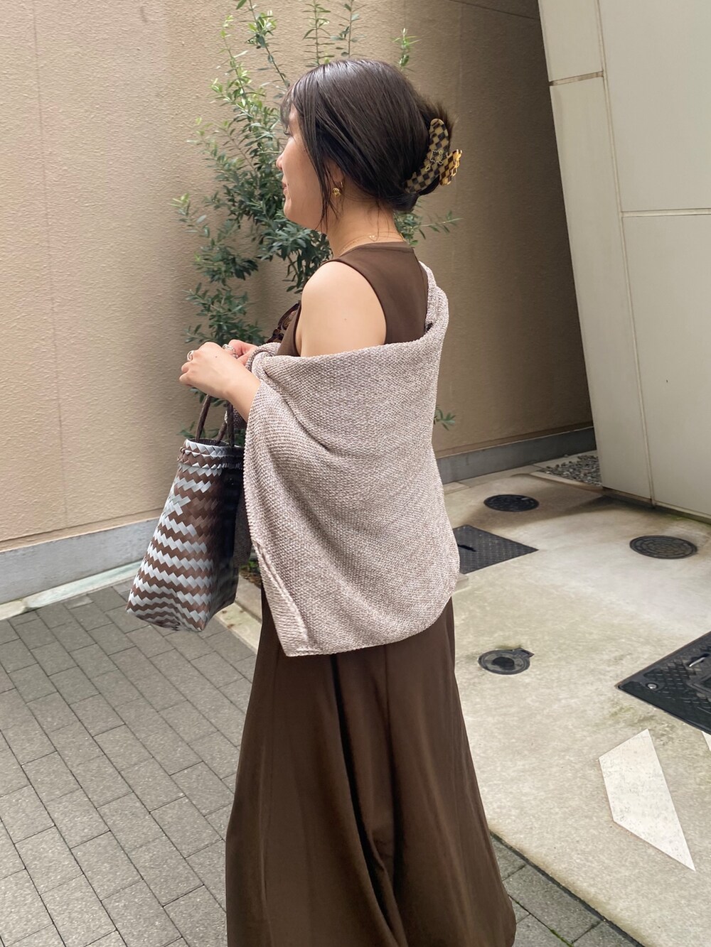ブラウン系のワンピース、ベージュ系のニット/セーター、ブラウン系のショルダーバッグを着用したレディースの夏コーディネートの8枚目の写真