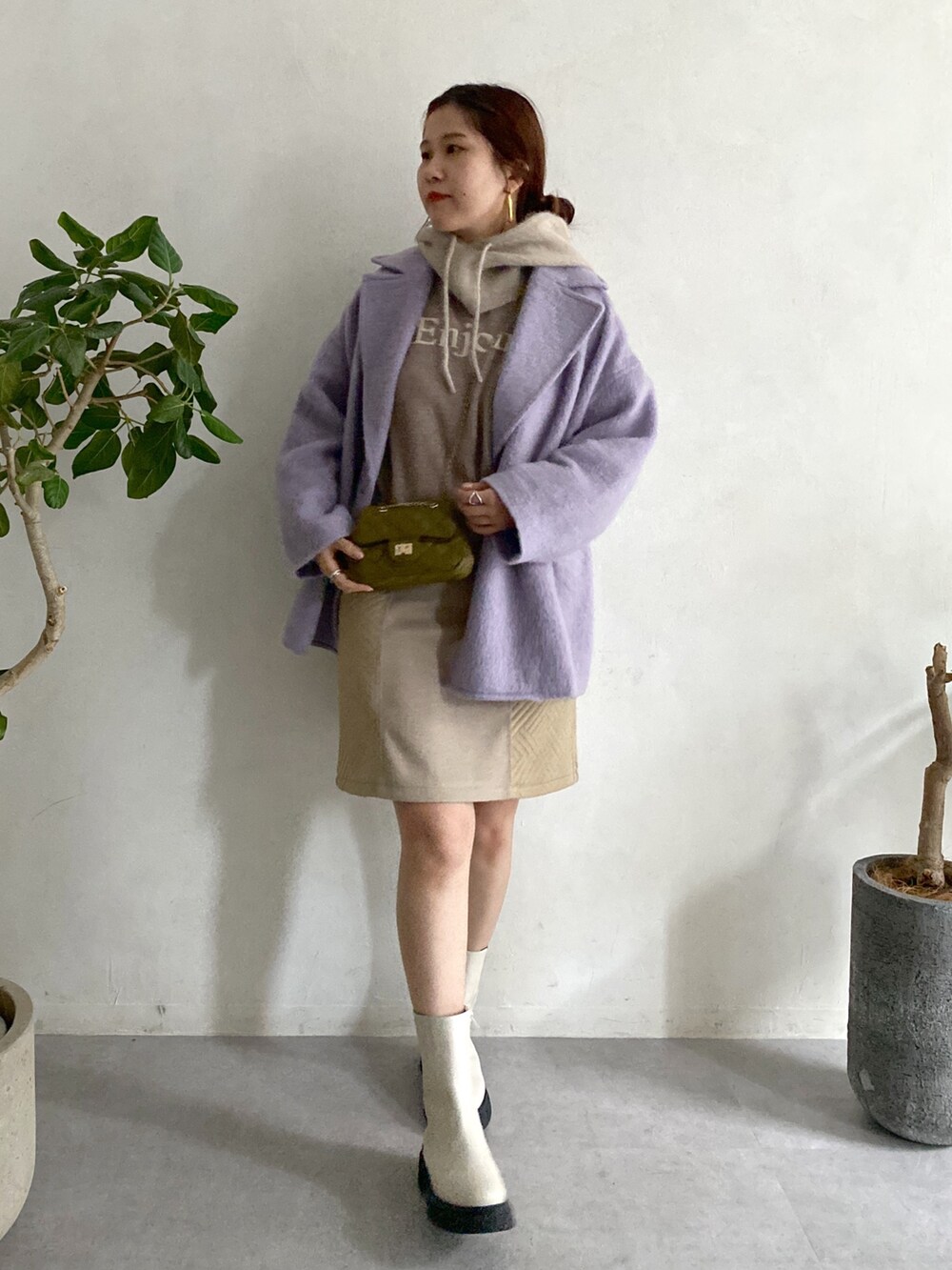 パープル系のその他アウター、ベージュ系のスカート、グリーン系のトートバッグを着用したレディースの秋コーディネートの2枚目の写真
