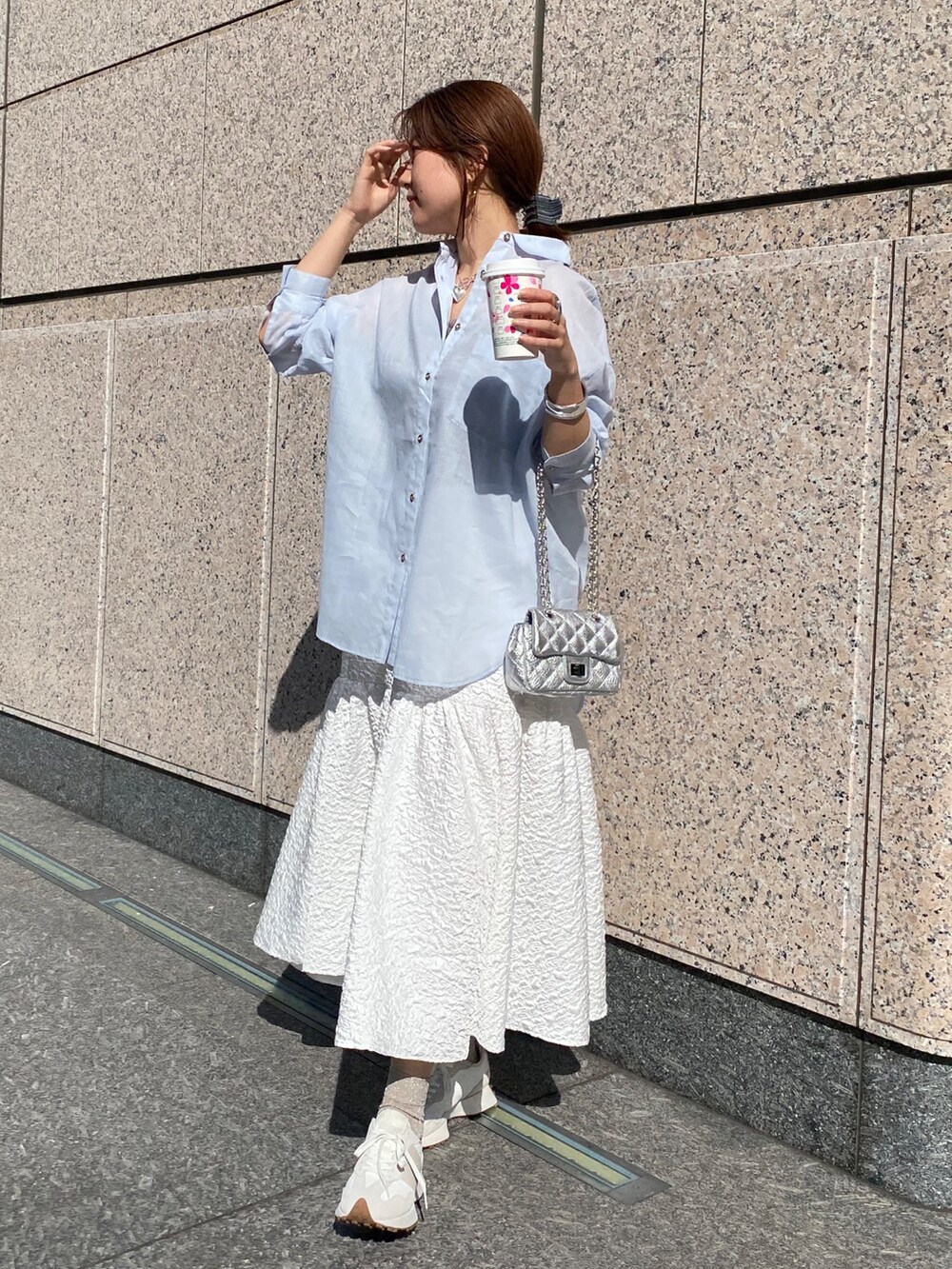 ブルー系のシャツ/ブラウス、ホワイト系のスカート、ホワイト系のスニーカーを着用したレディースの春コーディネートの10枚目の写真