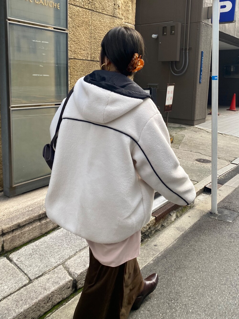 ホワイト系のその他アウター、ピンク系のシャツ/ブラウス、ブラウン系のスカートを着用したレディースの冬コーディネートの3枚目の写真