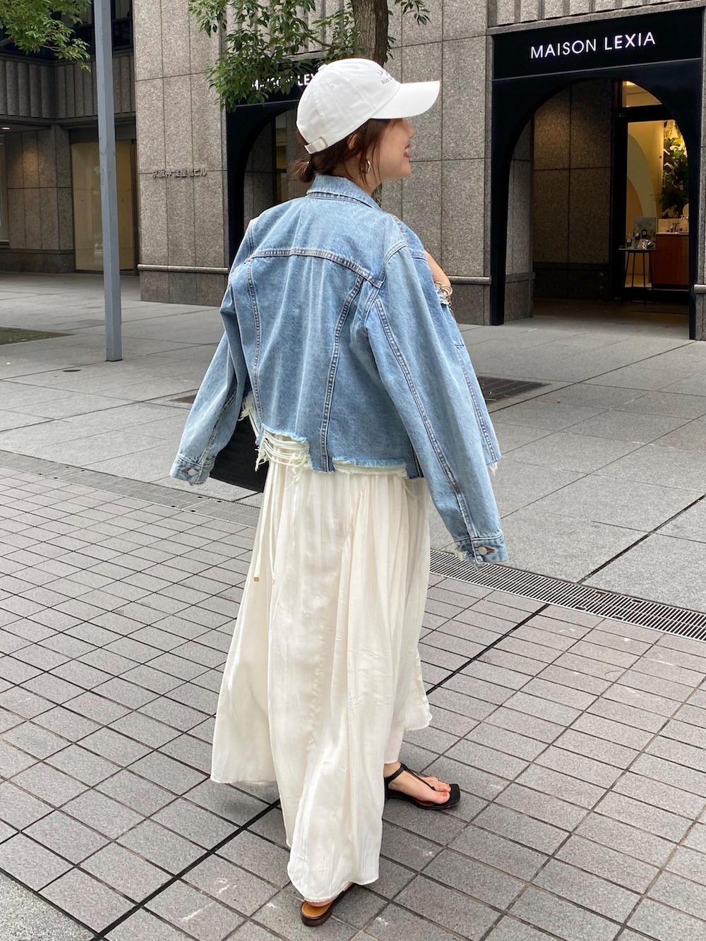 ブルー系のその他アウター、ホワイト系のワンピース、ホワイト系のキャップを着用したレディースの夏コーディネートの7枚目の写真