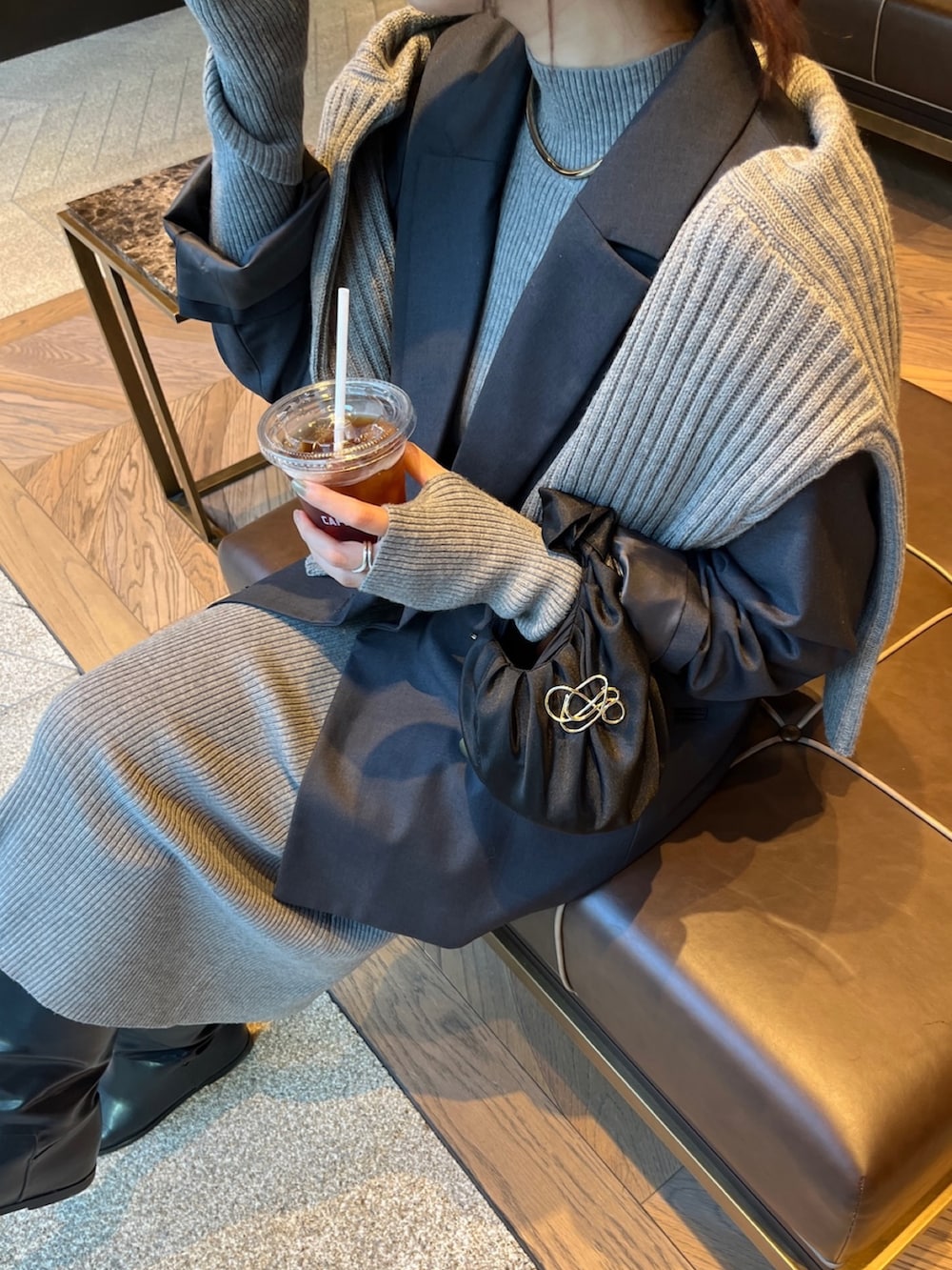 グレー系のテーラードジャケット、ベージュ系のワンピース、ブラック系のブーツを着用したレディースの冬コーディネートの6枚目の写真