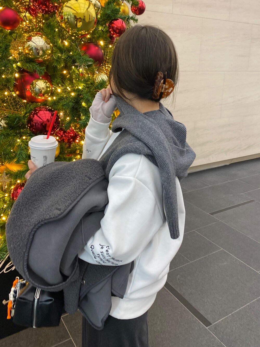 ホワイト系のTシャツ/カットソー、グレー系のスカート、グレー系のその他アウターを着用したレディースの冬コーディネートの9枚目の写真