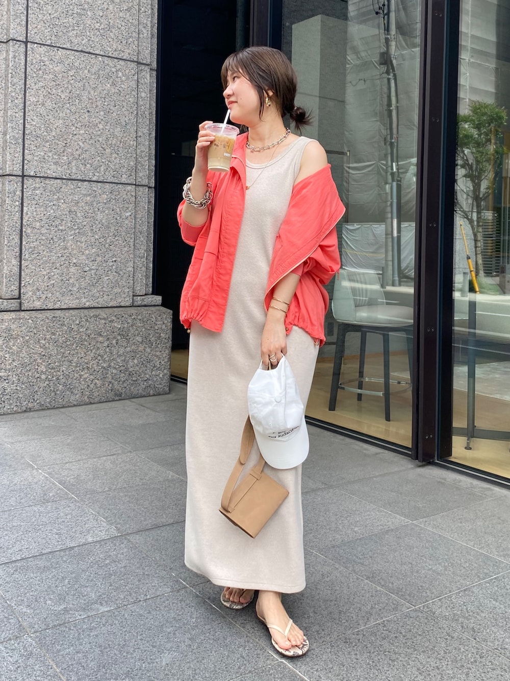 「夏コーデ、デートコーデ、ワンピース、きれいめカジュアル、シアートップス、お出かけコーデ、オトナカジュアル、リラックススタイル、大人コーデ、楽チンコーデ、キレイめカジュアル、夏ファッション、大人かわいい、30代コーデ、ピンクシャツ」｜「DouDouのフーディージップブルゾン（その他アウター、ピンク系）」を使った、sakuraさん（骨格ストレート・レディース・166cm）の夏コーディネートの5枚目の写真