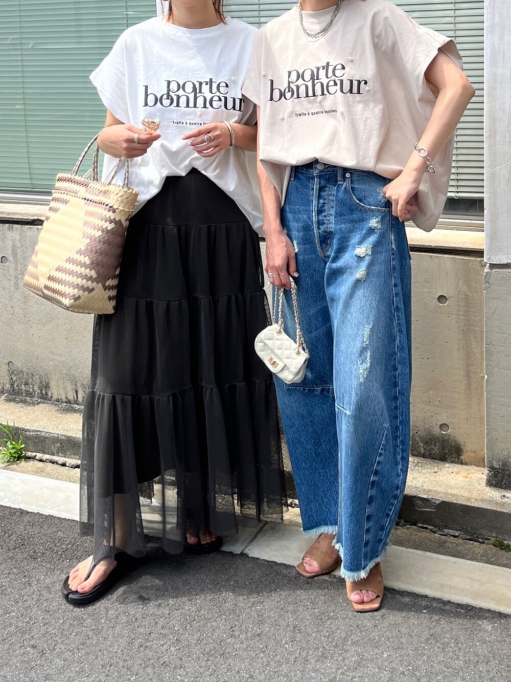 ホワイト系のTシャツ/カットソーを着用したレディースの夏コーディネートの9枚目の写真