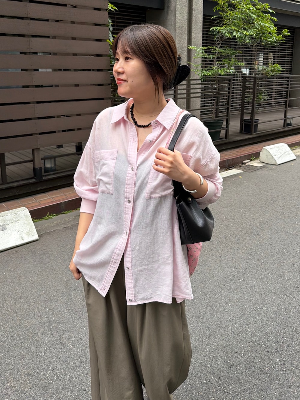 ピンク系のシャツ/ブラウス、グリーン系のその他パンツ、ホワイト系のサンダルを着用したレディースの春コーディネートの9枚目の写真