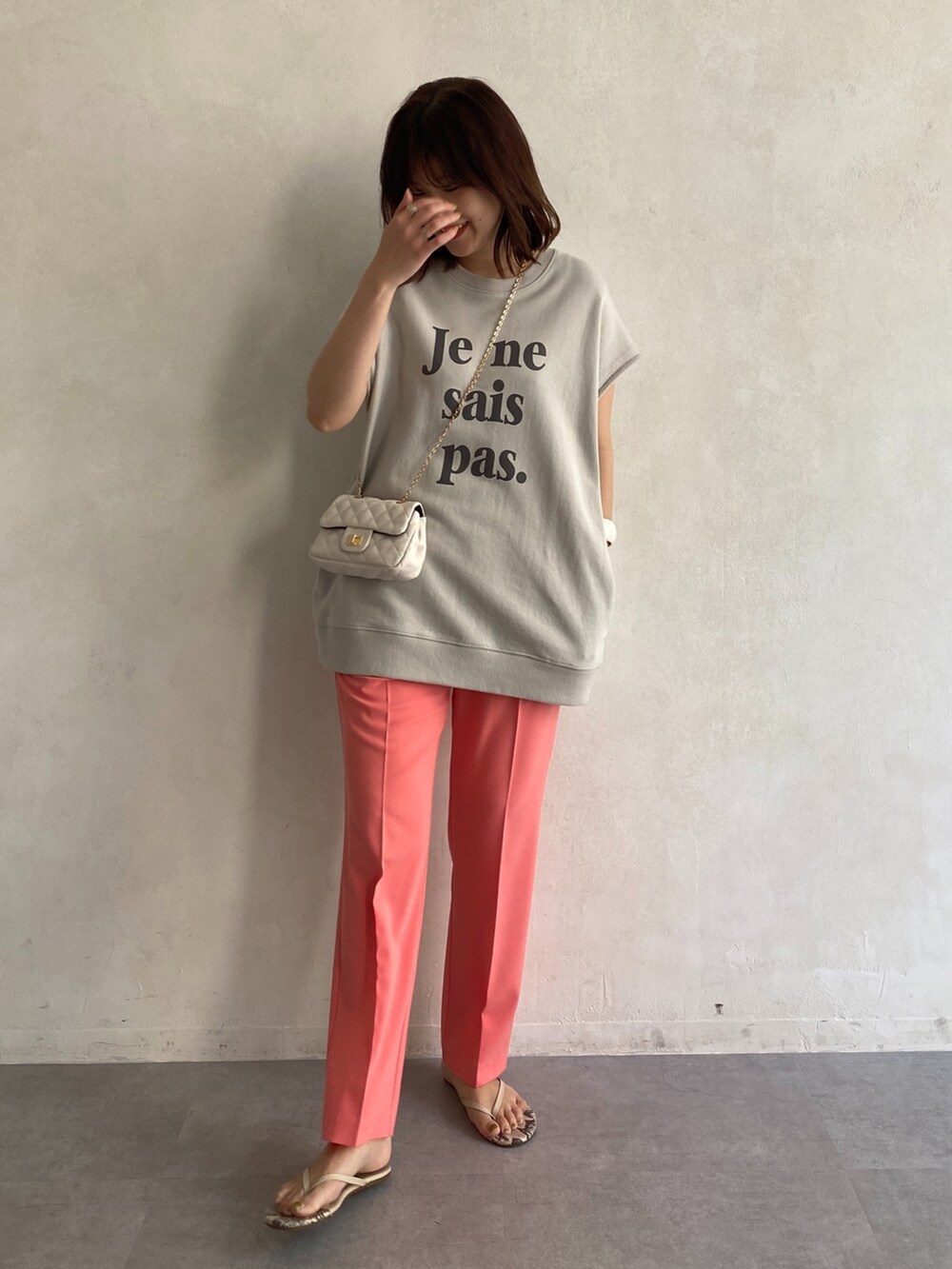 ベージュ系のTシャツ/カットソー、ピンク系のその他パンツ、グリーン系のトートバッグを着用したレディースの夏コーディネートの2枚目の写真