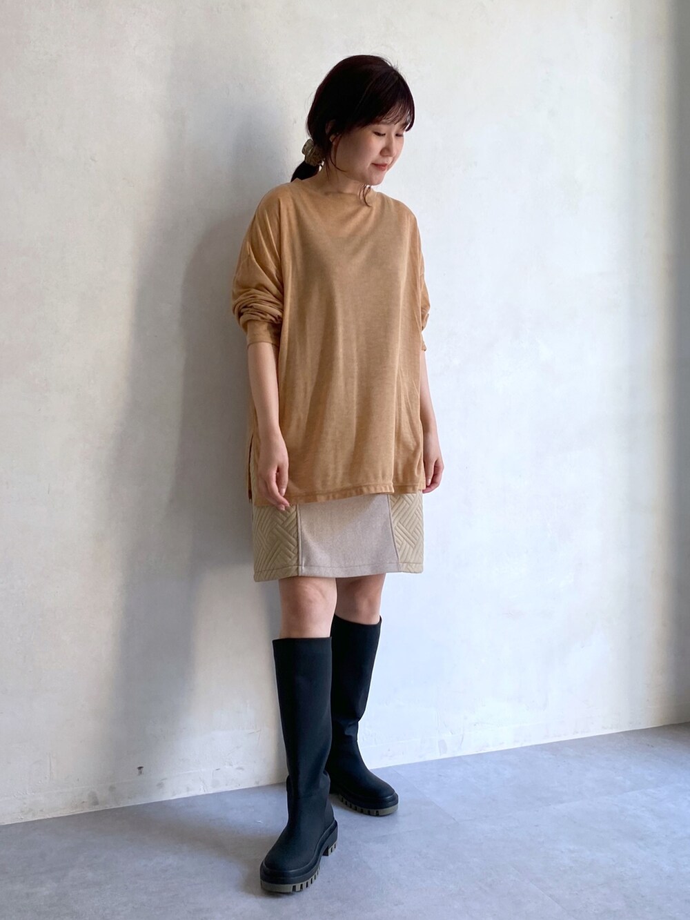 イエロー系のTシャツ/カットソー、ベージュ系のスカート、ブラック系のその他シューズを着用したレディースの夏コーディネートの2枚目の写真