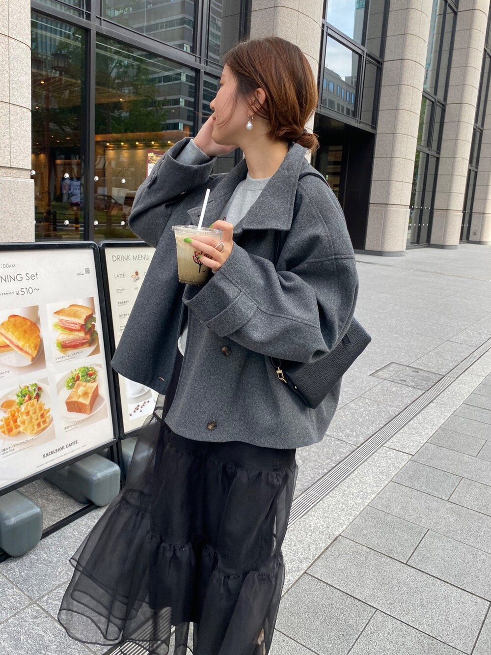 「きれいめカジュアル、ロングスカート、レザー、ショルダーバッグ、休日スタイル、お出かけコーデ、シンプルスタイル、オーガンジー、スウェット、ショート丈トップス、高身長女子、骨格ストレート、ブーツ、グレー、お団子ヘアー」｜「DouDouの前後2WAYフロッキーショート丈スウエット（Tシャツ/カットソー、グレー系）」を使った、sakuraさん（レディース・165cm）の冬コーディネートの5枚目の写真