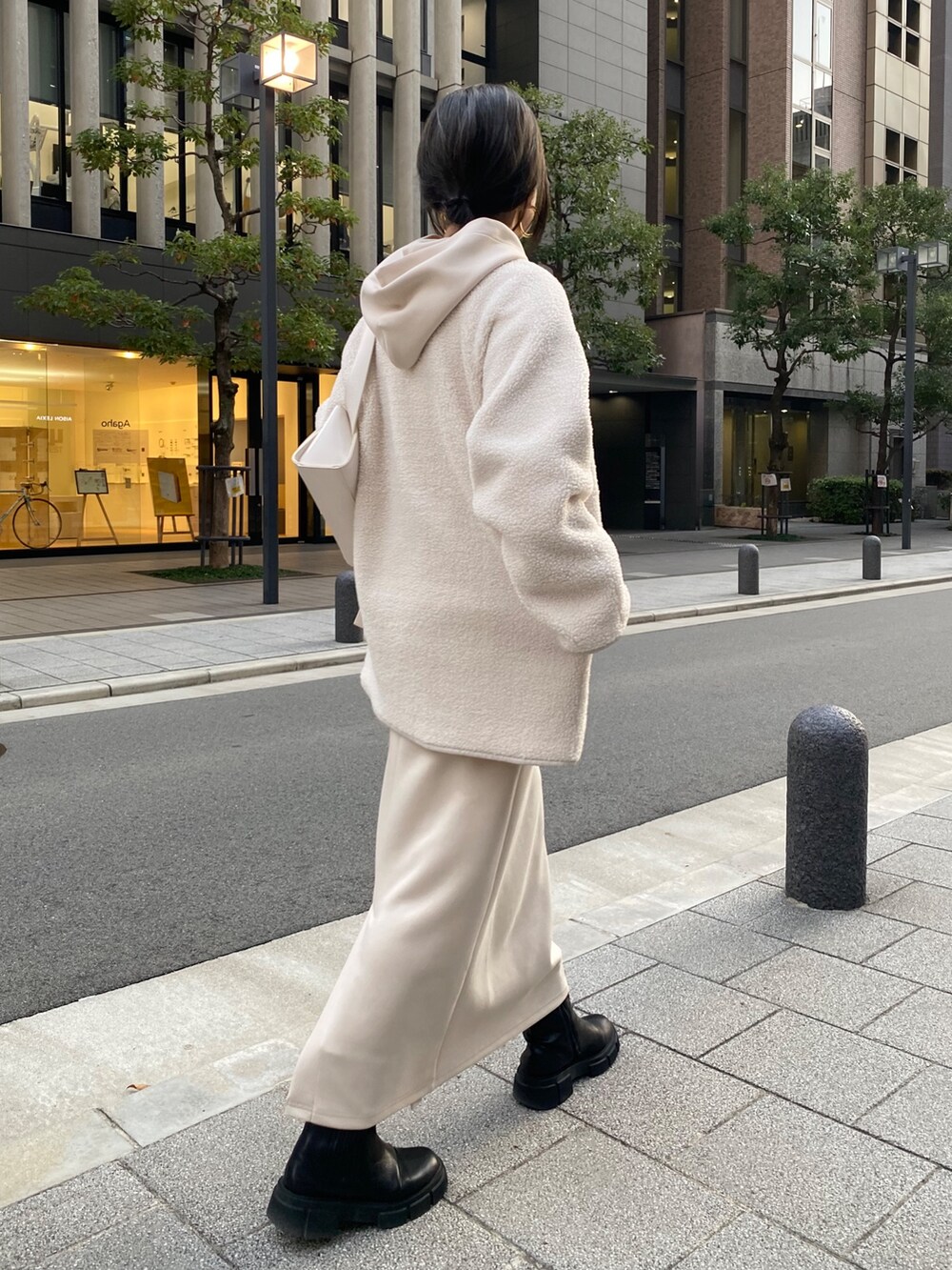 ホワイト系のセットアップ、ホワイト系のその他アウター、ホワイト系のショルダーバッグを着用したレディースの冬コーディネートの6枚目の写真