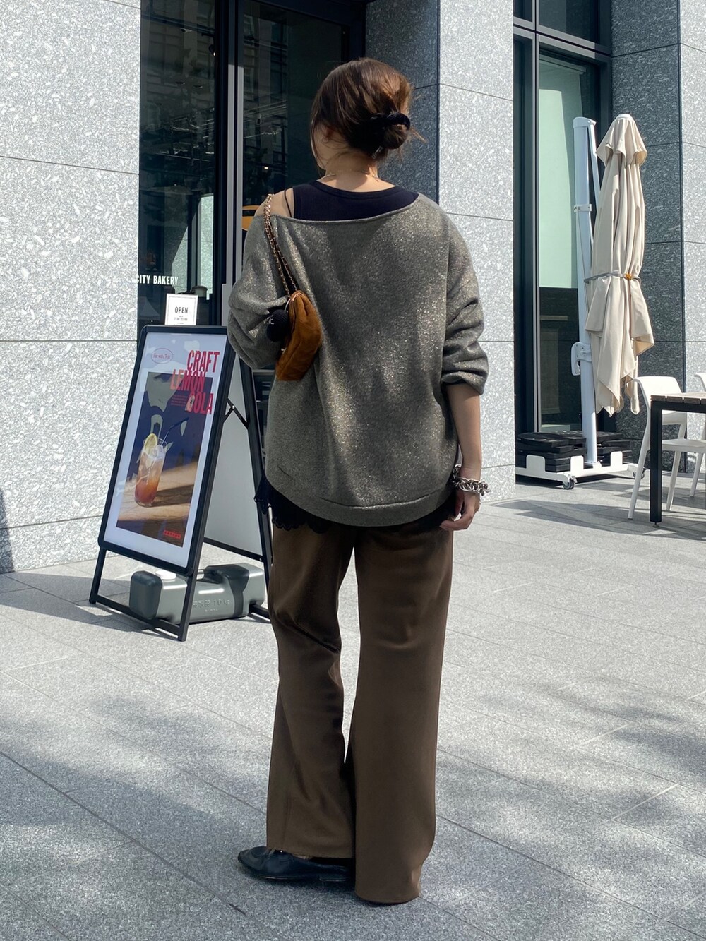 グレー系のTシャツ/カットソー、ブラック系のシャツ/ブラウス、グリーン系のその他パンツを着用したレディースの秋コーディネートの5枚目の写真