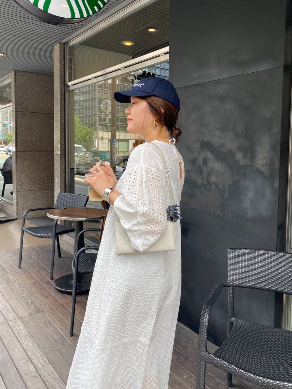 ホワイト系のワンピース、ホワイト系のショルダーバッグ、ゴールド系のブレスレットを着用したレディースの夏コーディネートの8枚目の写真