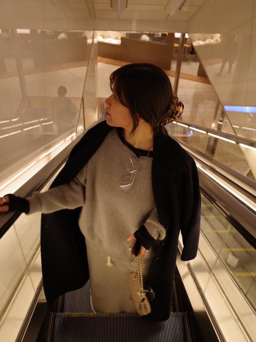 ブルー系のその他アウター、グレー系のニット/セーター、グレー系のスカートを着用したレディースの冬コーディネートの8枚目の写真