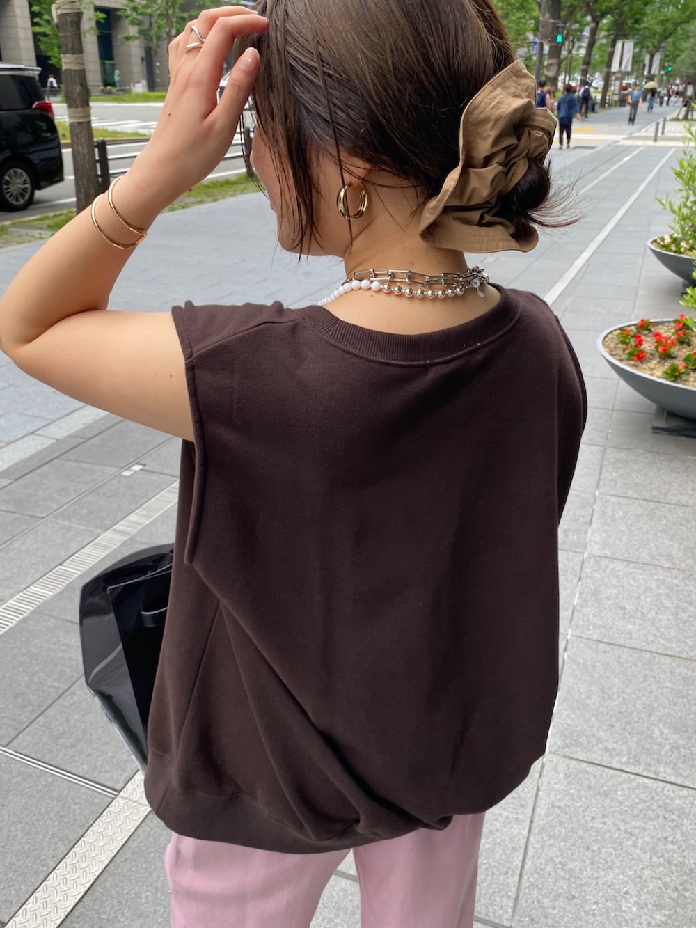 グレー系のTシャツ/カットソー、ピンク系のその他パンツ、ブラック系のショルダーバッグを着用したレディースの夏コーディネートの7枚目の写真