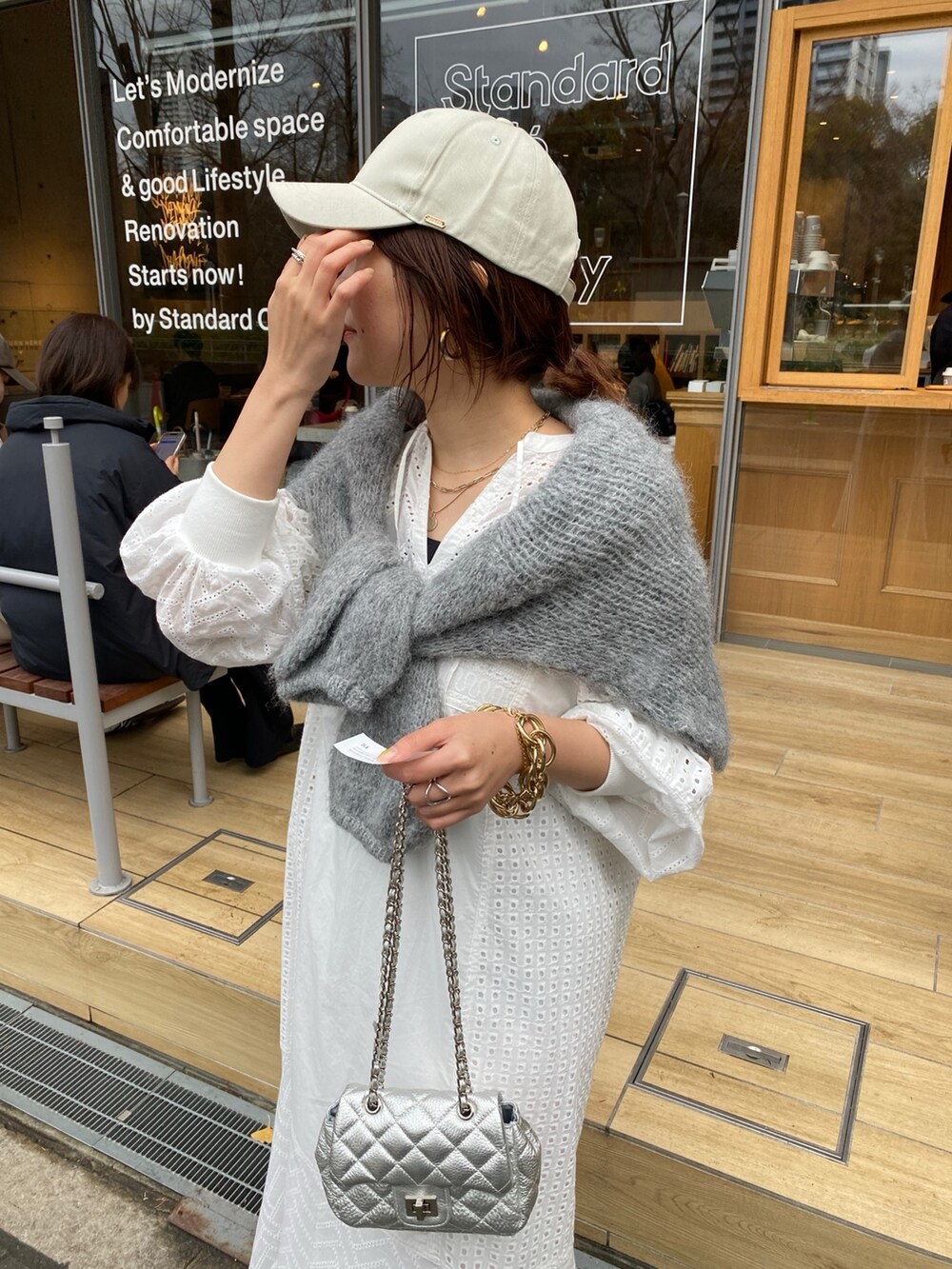 ホワイト系のワンピース、ホワイト系のショルダーバッグを着用したレディースの春コーディネートの6枚目の写真