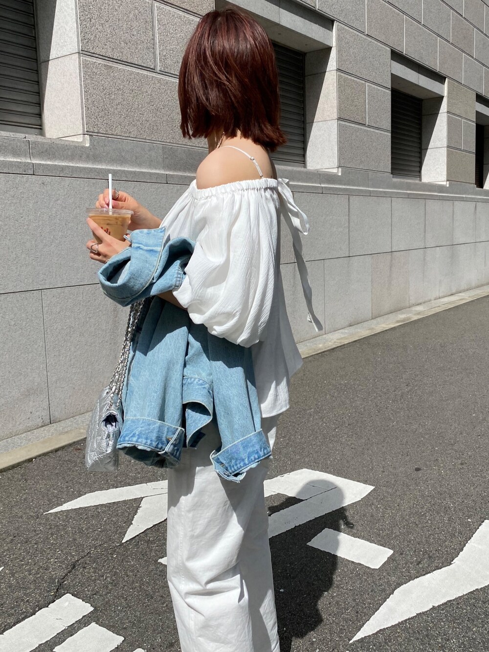 ホワイト系のシャツ/ブラウス、ホワイト系のその他パンツ、シルバー系のサンダルを着用したレディースの春コーディネートの5枚目の写真