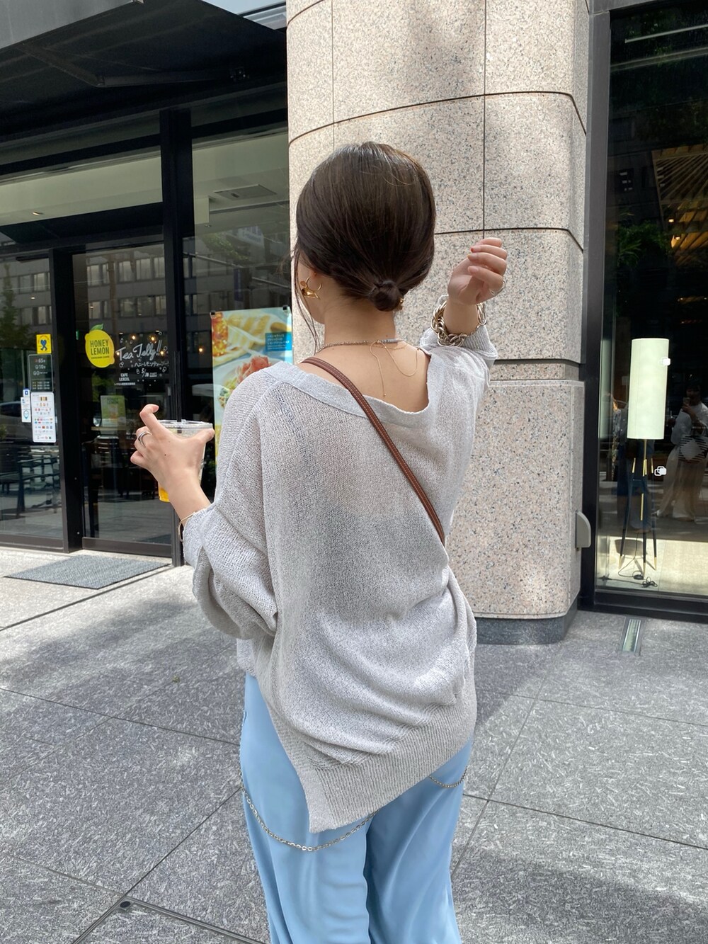 グレー系のカーディガン/ボレロ、ブルー系のスラックス、ゴールド系のサスペンダーを着用したレディースの夏コーディネートの5枚目の写真