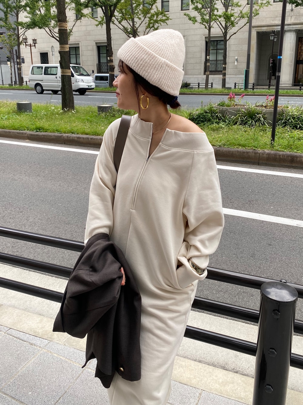 ベージュ系のワンピース、グレー系のテーラードジャケット、グレー系のショルダーバッグを着用したレディースの冬コーディネートの8枚目の写真