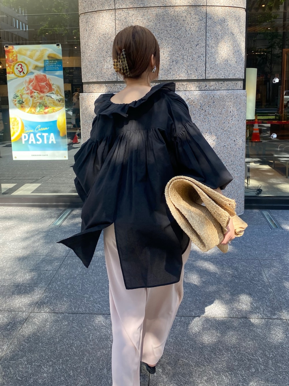 ブラック系のシャツ/ブラウス、ピンク系のスラックス、シルバー系のベルトを着用したレディースの夏コーディネートの4枚目の写真