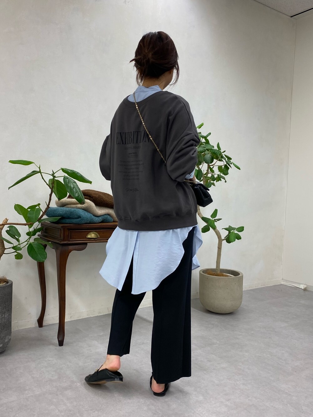 グレー系のスウェット、ブルー系のシャツ/ブラウス、ブラック系のその他パンツを着用したレディースの夏コーディネートの2枚目の写真