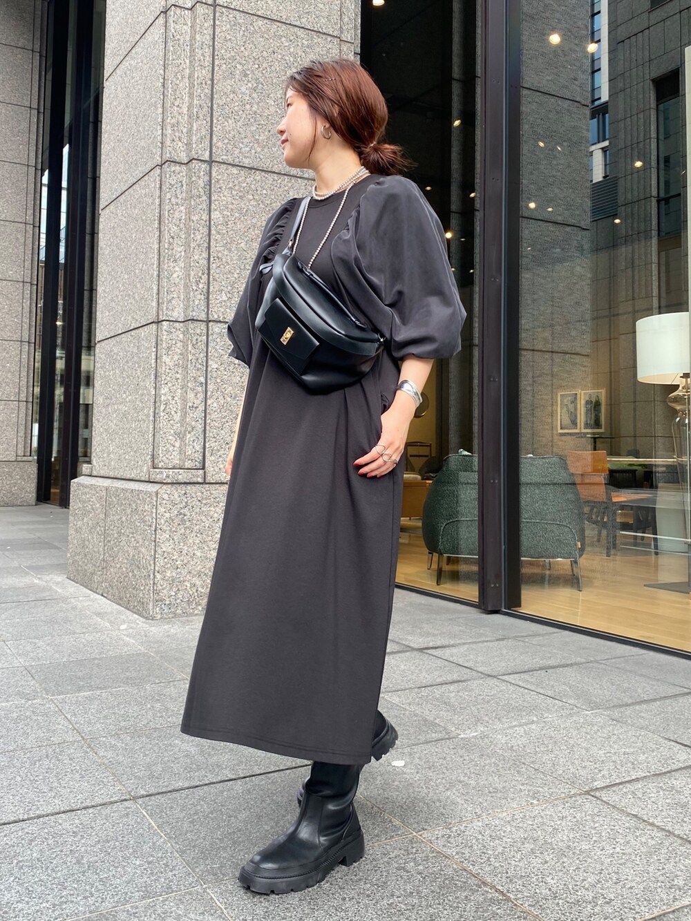 ブラウン系のワンピース、ブラック系のトートバッグ、ブラック系のその他シューズを着用したレディースの秋コーディネートの4枚目の写真