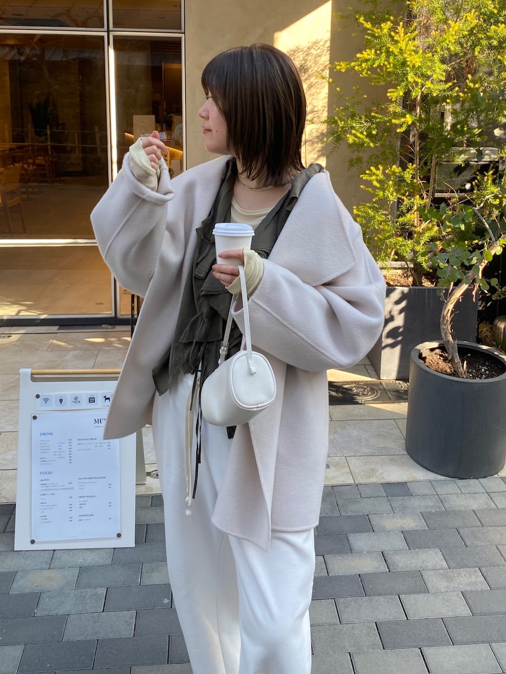 ホワイト系のその他アウター、グリーン系のシャツ/ブラウス、イエロー系のTシャツ/カットソーを着用したレディースの春コーディネートの5枚目の写真