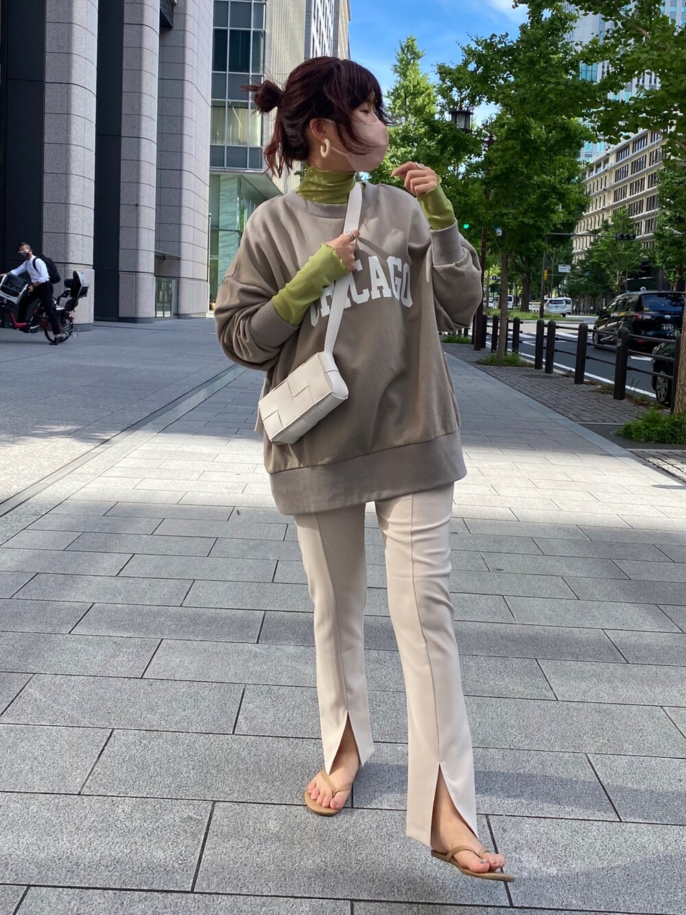 ベージュ系のスウェット、ベージュ系のその他パンツ、ホワイト系のショルダーバッグを着用したレディースの夏コーディネートの2枚目の写真