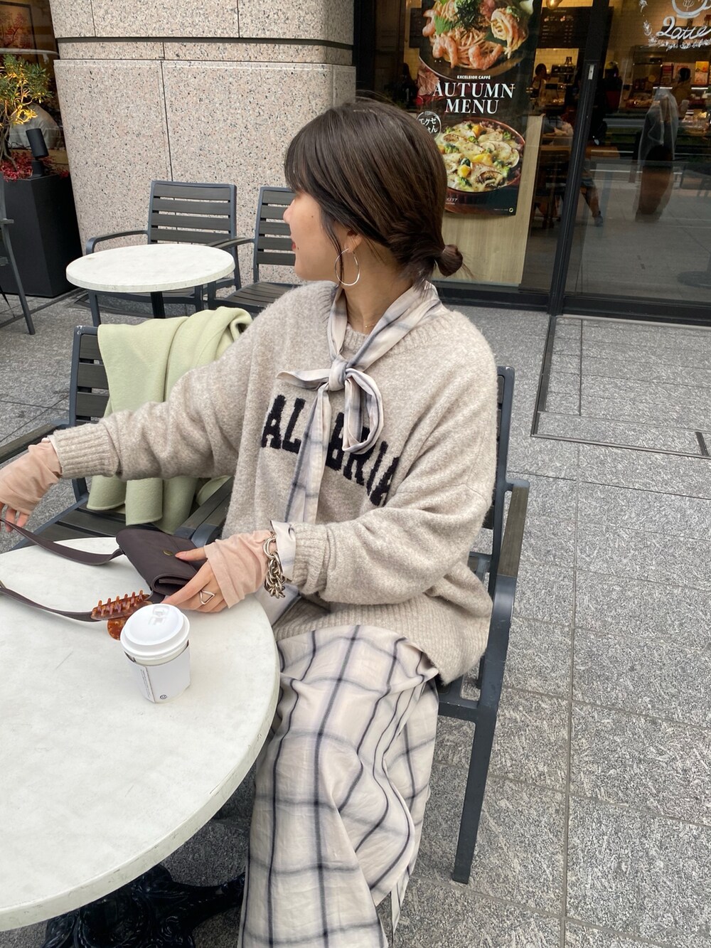 ホワイト系のワンピース、ホワイト系のニット/セーター、ブラウン系のブーツを着用したレディースの冬コーディネートの7枚目の写真