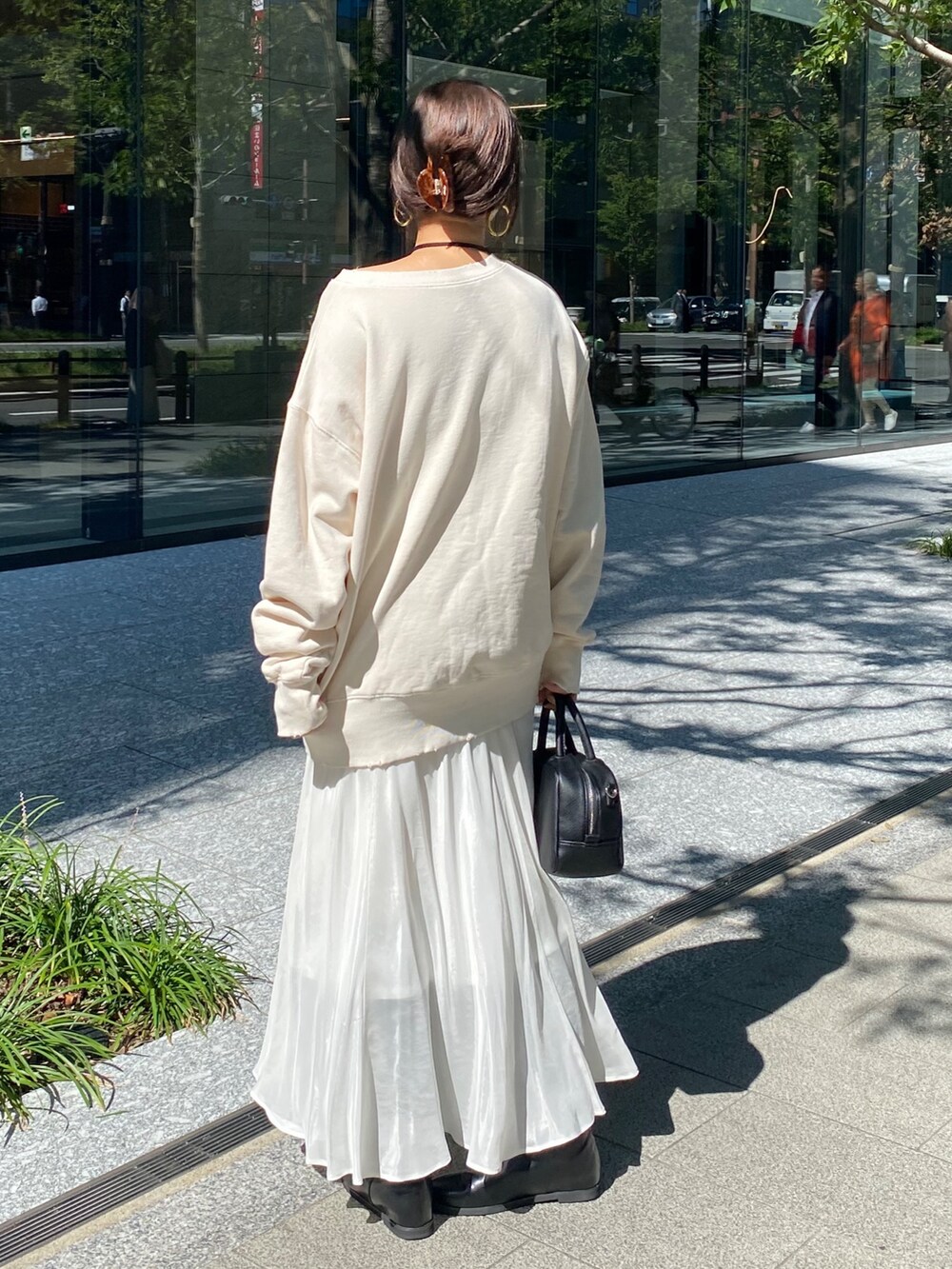 ホワイト系のTシャツ/カットソー、ホワイト系のスカート、ブラウン系のショルダーバッグを着用したレディースの冬コーディネートの3枚目の写真