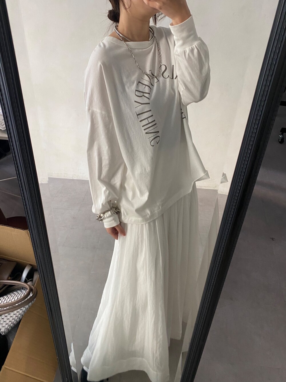 グリーン系のカーディガン/ボレロ、ホワイト系のスカートを着用したレディースの冬コーディネートの5枚目の写真