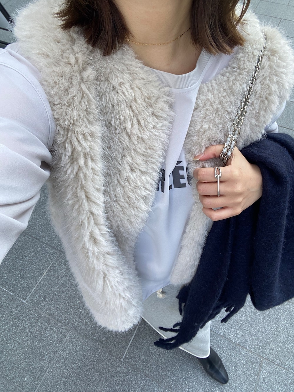 グレー系のシャツ/ブラウス、グレー系のスカートを着用したレディースの冬コーディネートの7枚目の写真