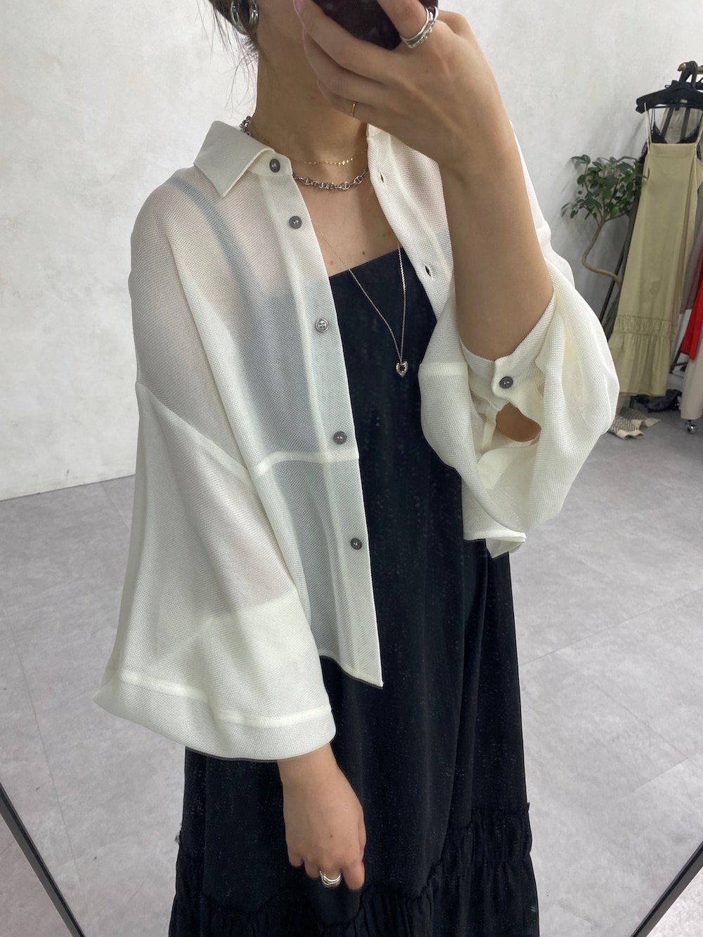 ブラック系のワンピース、ブラック系のその他パンツ、ホワイト系のシャツ/ブラウスを着用したレディースの夏コーディネートの3枚目の写真