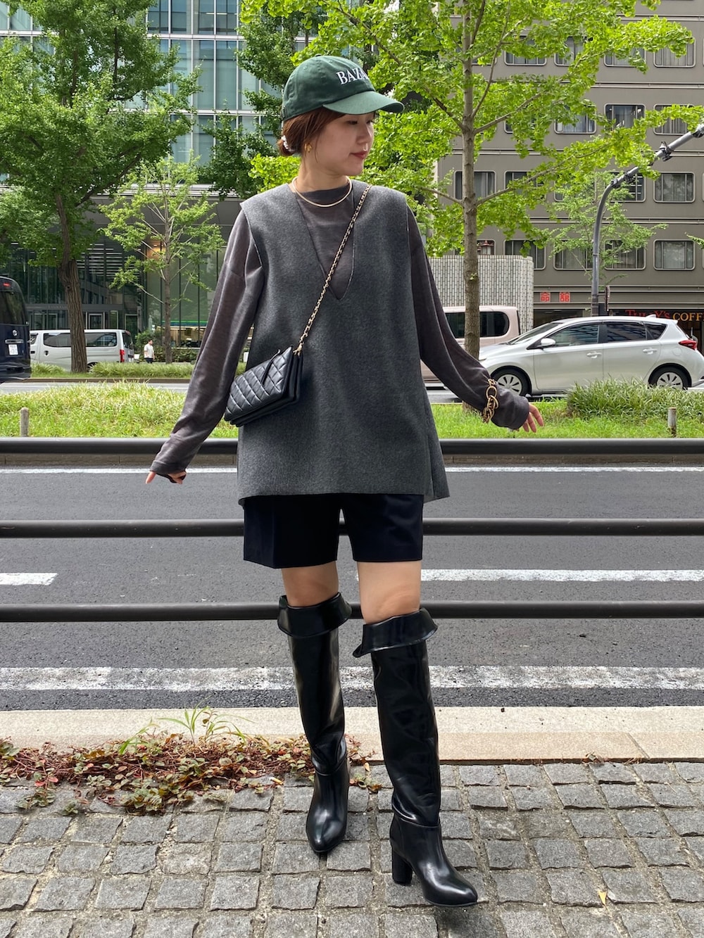 グレー系のベスト、グレー系のその他パンツ、ブラック系のショルダーバッグを着用したレディースの秋コーディネートの2枚目の写真