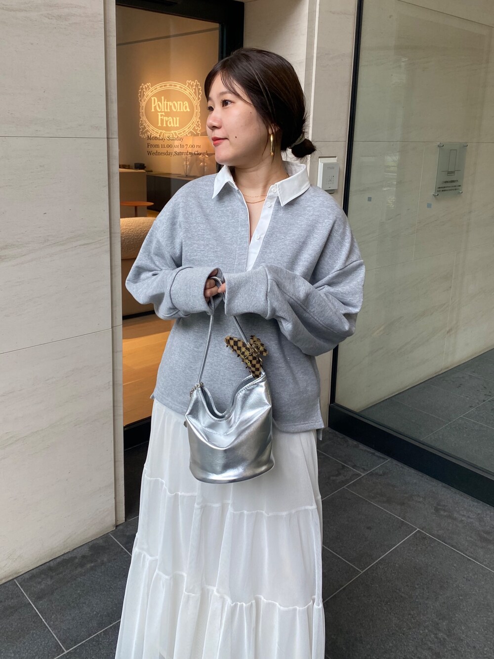 グレー系のTシャツ/カットソー、ホワイト系のスカート、シルバー系のショルダーバッグを着用したレディースの夏コーディネートの4枚目の写真