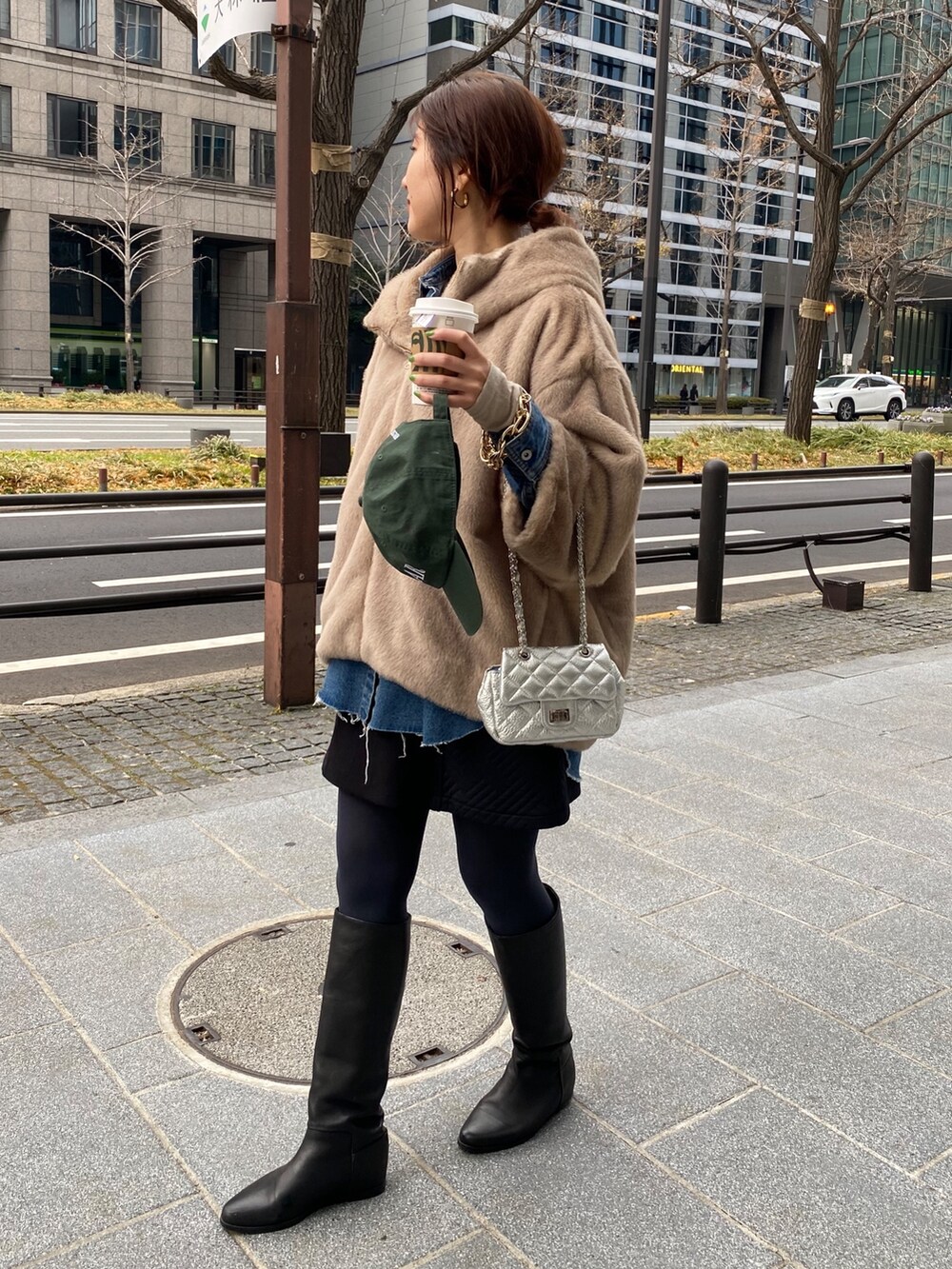 ベージュ系のその他アウター、ブルー系のシャツ/ブラウス、ブラック系のブーツを着用したレディースの冬コーディネートの5枚目の写真