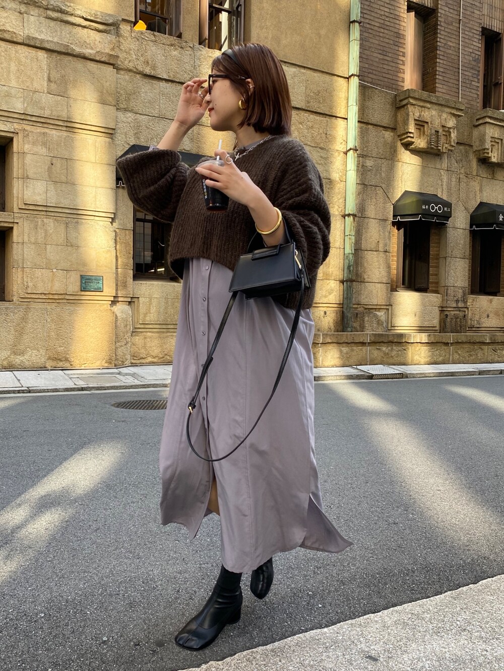 ブラウン系のワンピース、ブラック系のその他シューズを着用したレディースの秋コーディネートの3枚目の写真