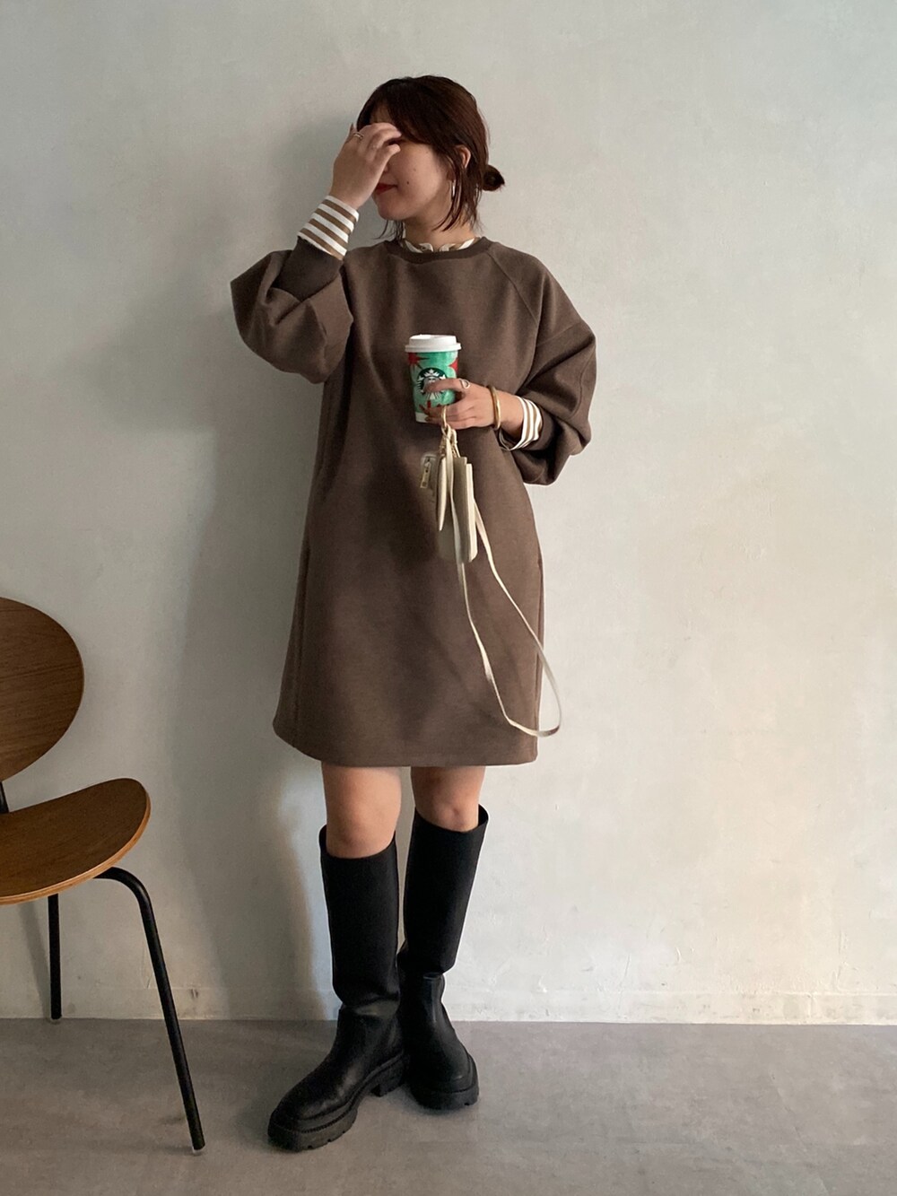 ブラウン系のチュニック、ベージュ系のシャツ/ブラウス、ブラック系のその他シューズを着用したレディースの冬コーディネートの3枚目の写真