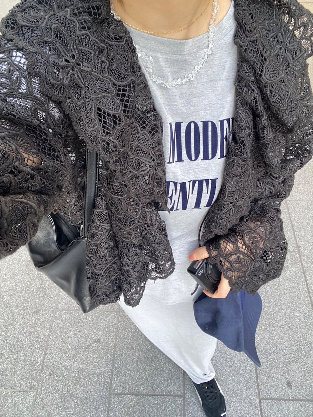 ブラック系のシャツ/ブラウス、グレー系のTシャツ/カットソー、グレー系のスカートを着用したレディースの春コーディネートの8枚目の写真